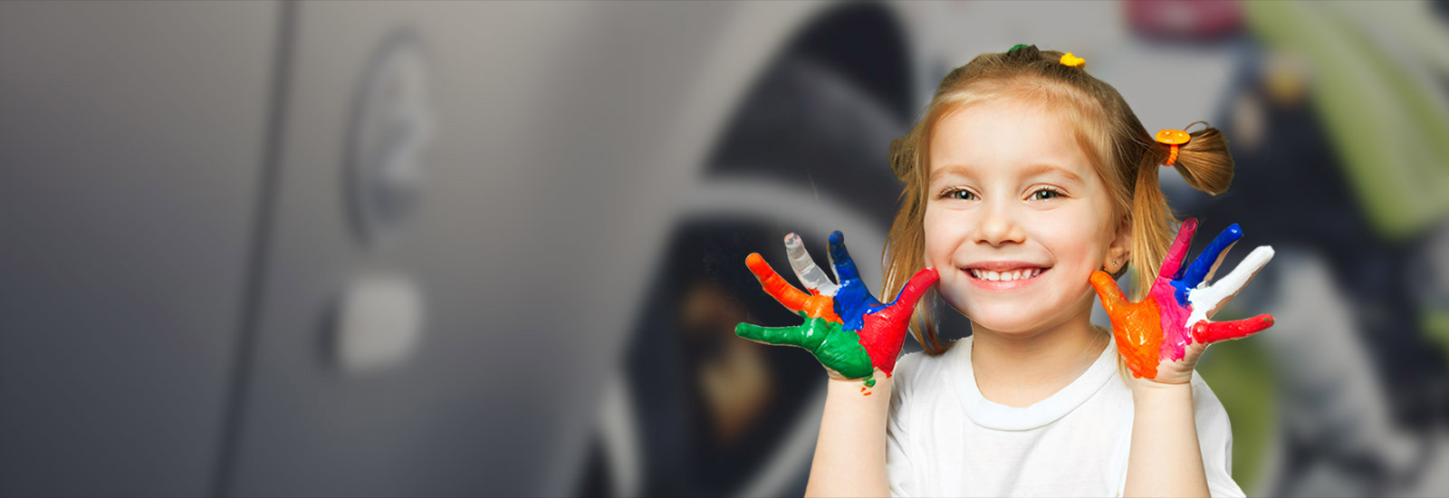Photo Slider 1: Petite fille avec les mains pleinent de peinture